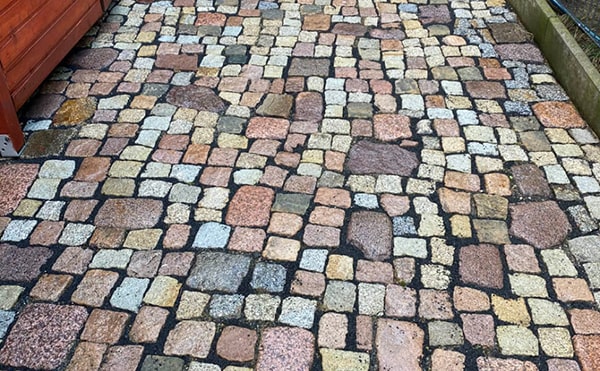 Granit-Kopfsteinpflaster im Hof nachher