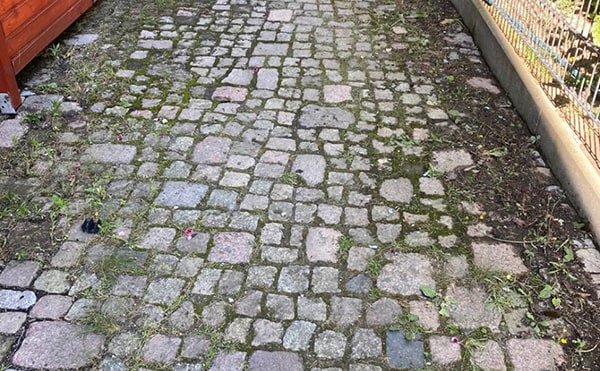 Granit-Kopfsteinpflaster im Hof vorher