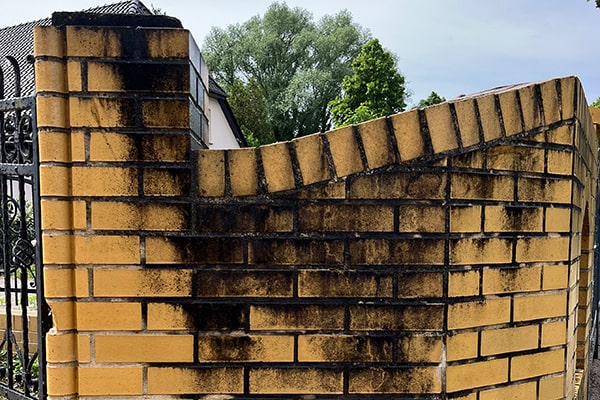 Klinkermauer am Hofeingang vorher