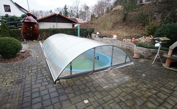Poolumrandung vorher